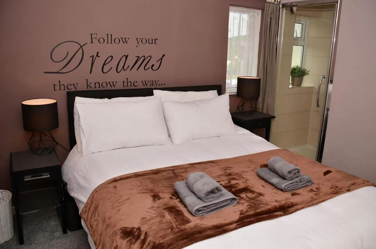 1Fg Dreams Unlimited Serviced Accommodation- Staines - Heathrow contacts