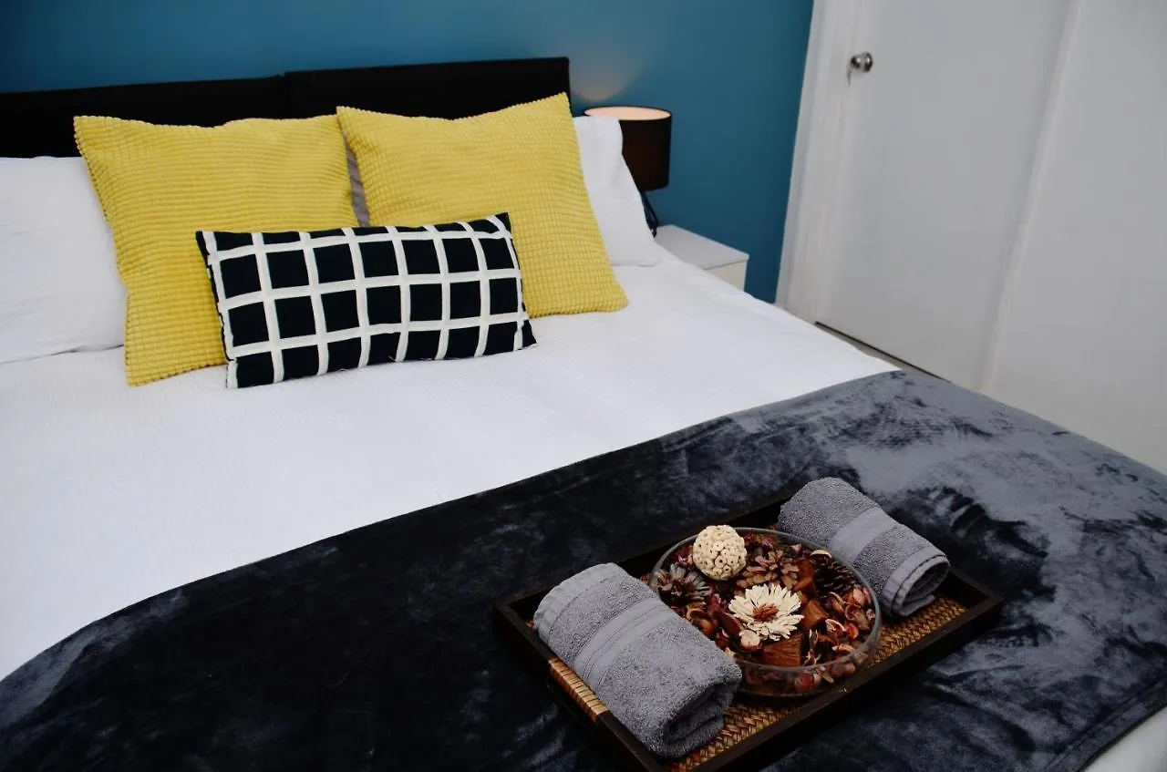 1Fg Dreams Unlimited Serviced Accommodation- Staines - Heathrow Stanwell Holiday home