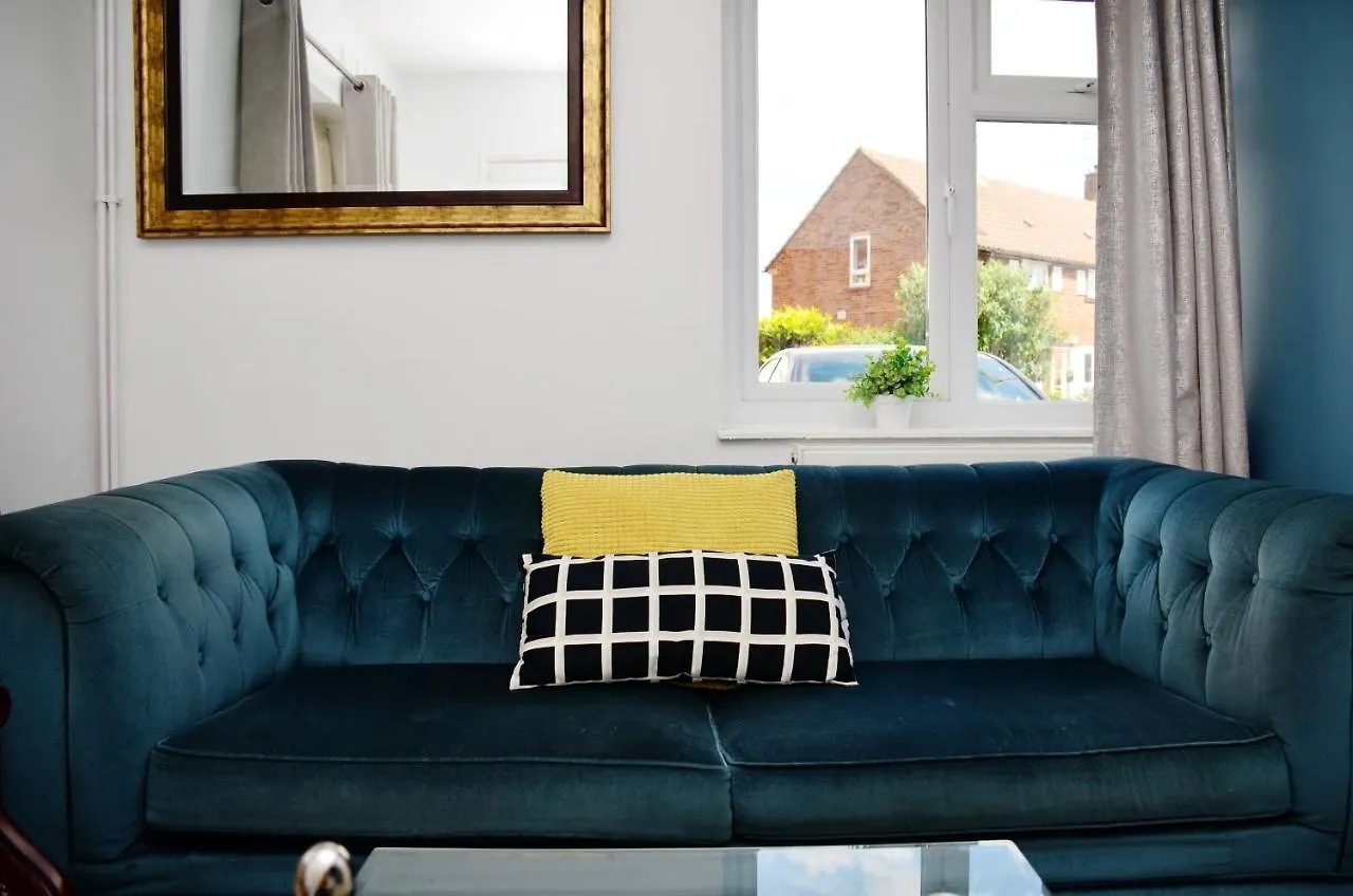 1Fg Dreams Unlimited Serviced Accommodation- Staines - Heathrow Stanwell 0*,  United Kingdom